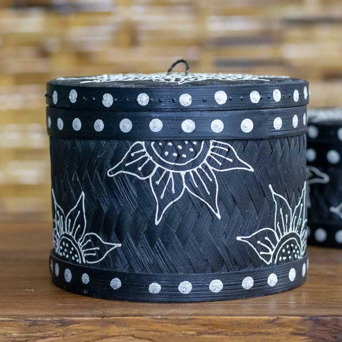 Caixa artesanal em bambu feita na Índia com pintura de arabescos.