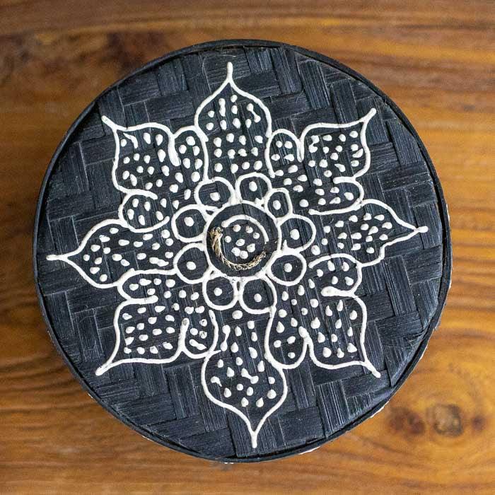 Peça indiana para organização com toque artesanal e beleza cultural. 