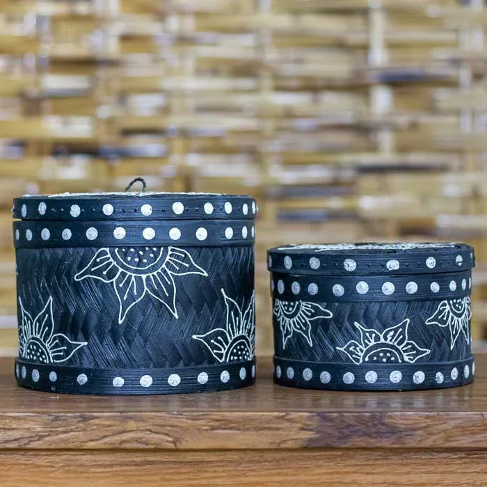 Caixa de bambu com acabamento rústico e arte pintada em estilo oriental. 
