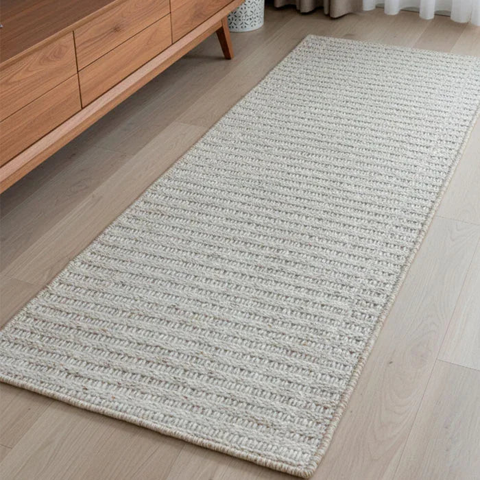 Detalhe da tecelagem da passadeira artesanal, evidenciando o trabalho manual.