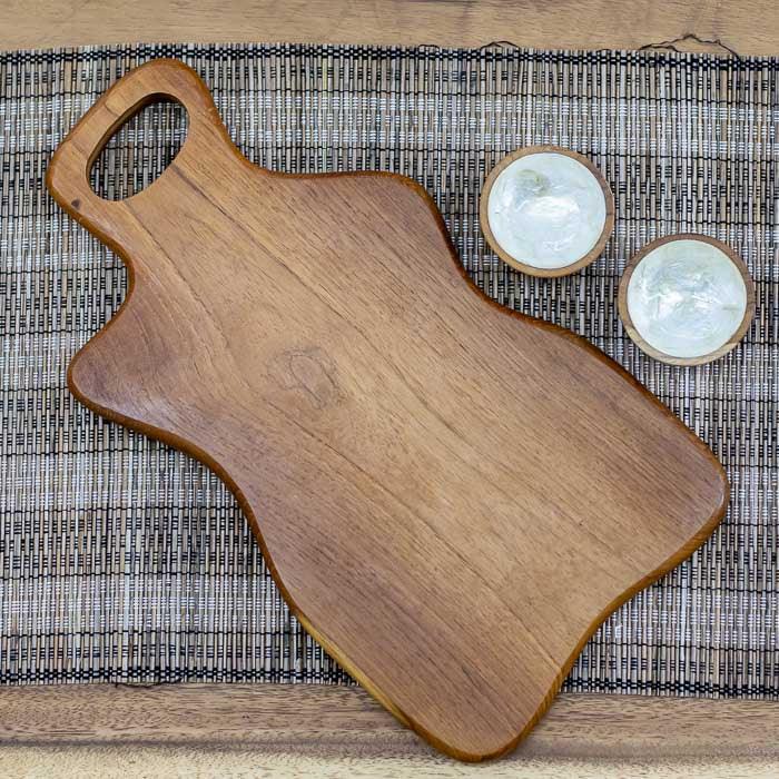 Tábua de corte artesanal feita na Índia com madeira maciça e acabamento natural.