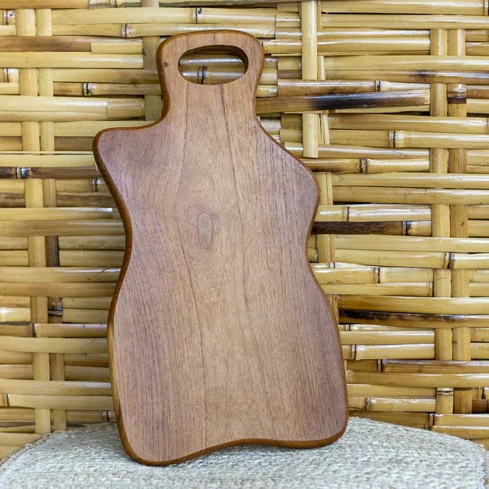 Objeto funcional e decorativo em madeira, ideal para servir ou cortar alimentos.