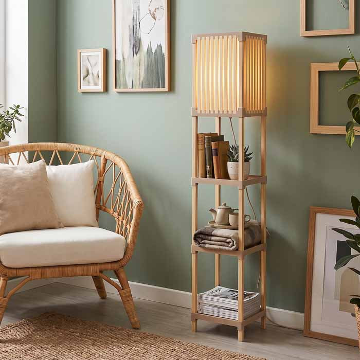 Prateleira tripla com luminária Nabrise de 137 cm de altura para canto de leitura.