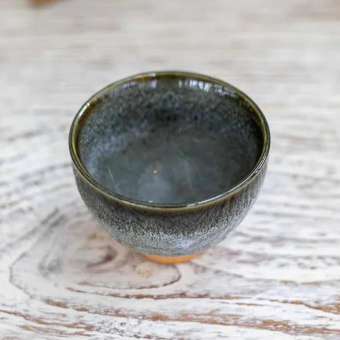 Tigela de chá artesanal em cerâmica com acabamento vitrificado e base em argila natural.