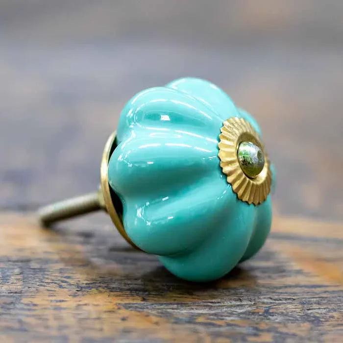 Puxador de gaveta em cerâmica indiana turquesa formato abóbora.