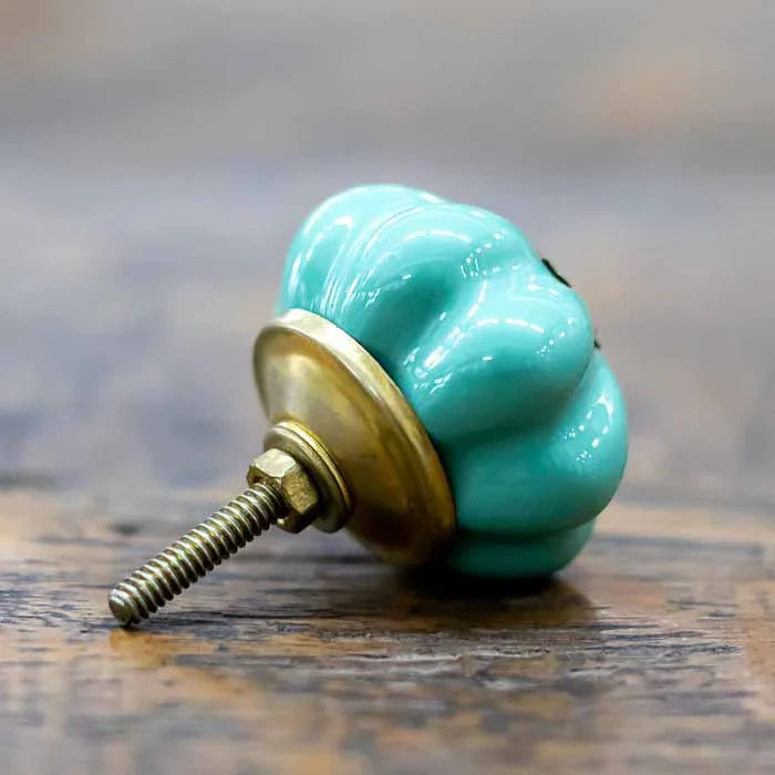 Puxador de gaveta em formato abóbora feito à mão na Índia.