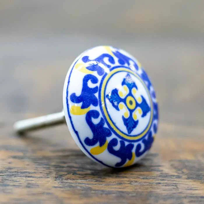 Puxador de gaveta em cerâmica artesanal indiana com arabesco azul.