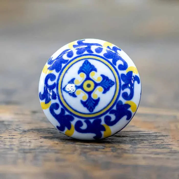 Acessório artesanal puxador indiano em cerâmica azul decorativa.
