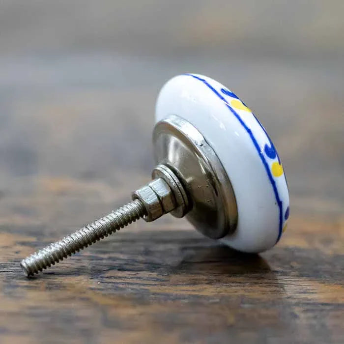 Puxador de cerâmica azul com arabescos feito à mão na Índia.