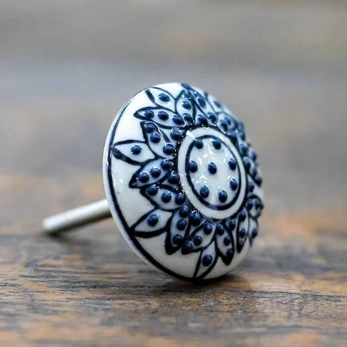 Puxador de gaveta indiano artesanal em cerâmica preto e branco floral