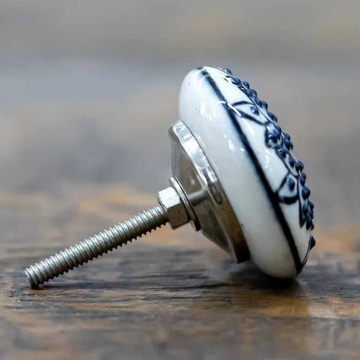 Acessório artesanal indiano puxador floral preto e branco em cerâmica.