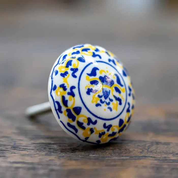 Puxador de gaveta em cerâmica artesanal da Índia com arabescos azul e amarelo.