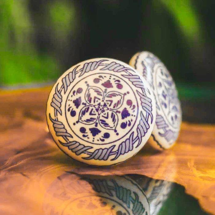 Puxador de gaveta em cerâmica branca com arabescos azuis artesanais.