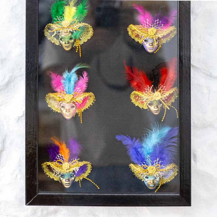 Quadro decorativo clássico de 80cm destacando a diversidade de cores e brilhos das máscaras tradicionais de Veneza.