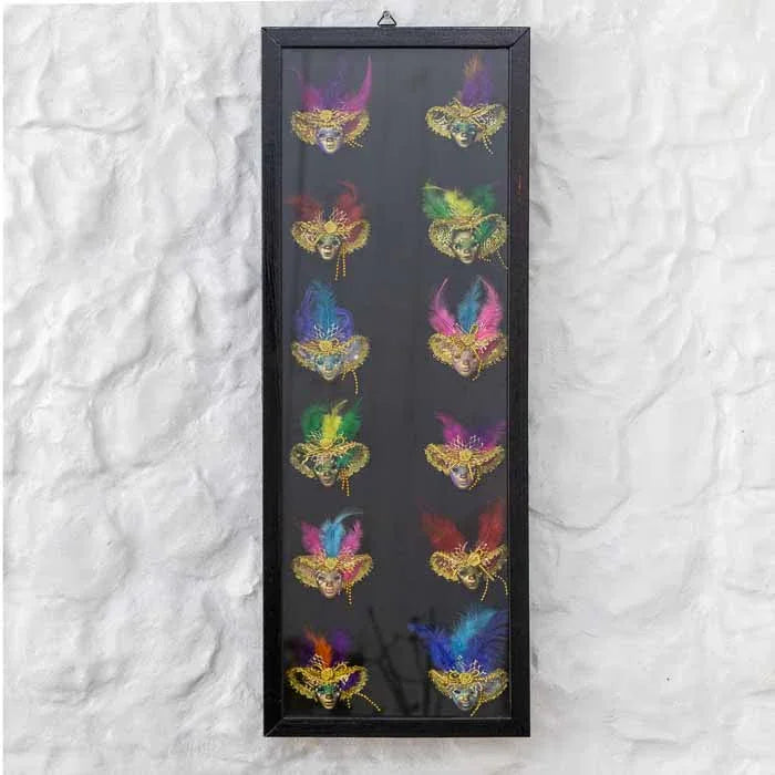 Painel vertical emoldurado com 12 miniaturas de máscaras do Carnaval de Veneza decoradas com penas coloridas.