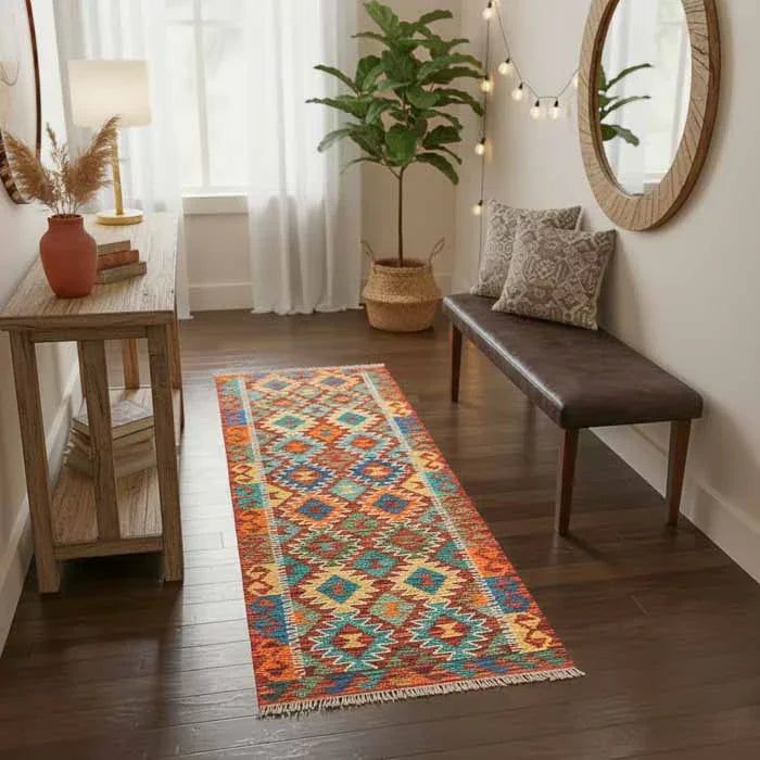 Peça têxtil oriental de 207cm posicionada em corredor decorado com elementos rústicos e iluminação de estética Boho Chic.