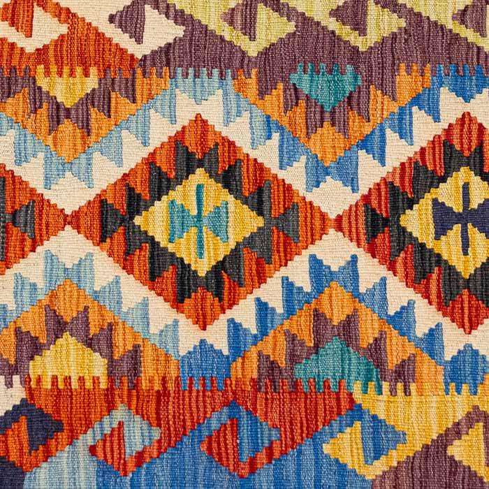Passadeira artesanal Kilim do Afeganistão com grafismos geométricos étnicos coloridos e técnica de tecelagem plana manual.