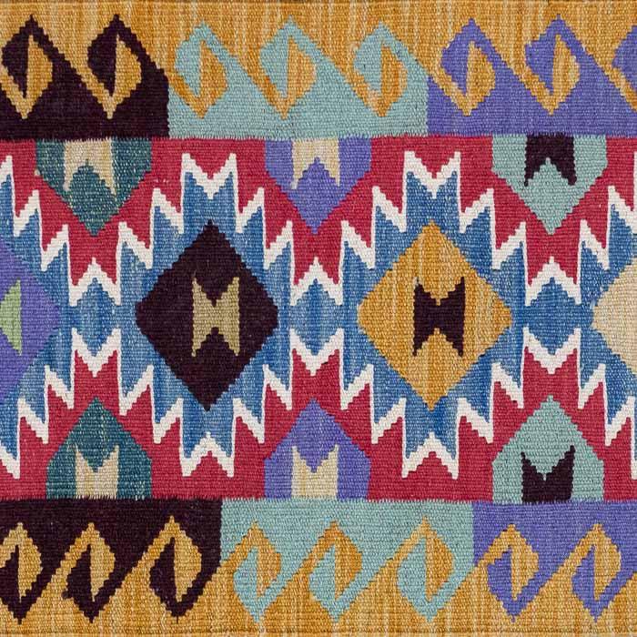Passadeira Kilim afegã artesanal com padronagem geométrica colorida em lã e algodão.