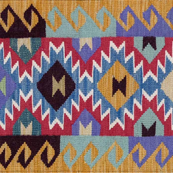 Passadeira Kilim afegã artesanal com padronagem geométrica colorida em lã e algodão.