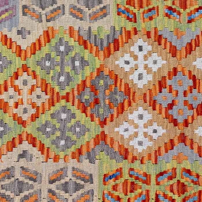 Passadeira artesanal Kilim do Afeganistão com grafismos geométricos étnicos coloridos e técnica de tecelagem plana manual.
