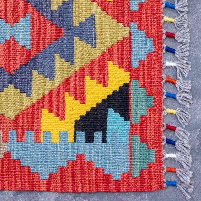 Tapete Kilim afegão de 304cm decorando corredor amplo com design orgânico.