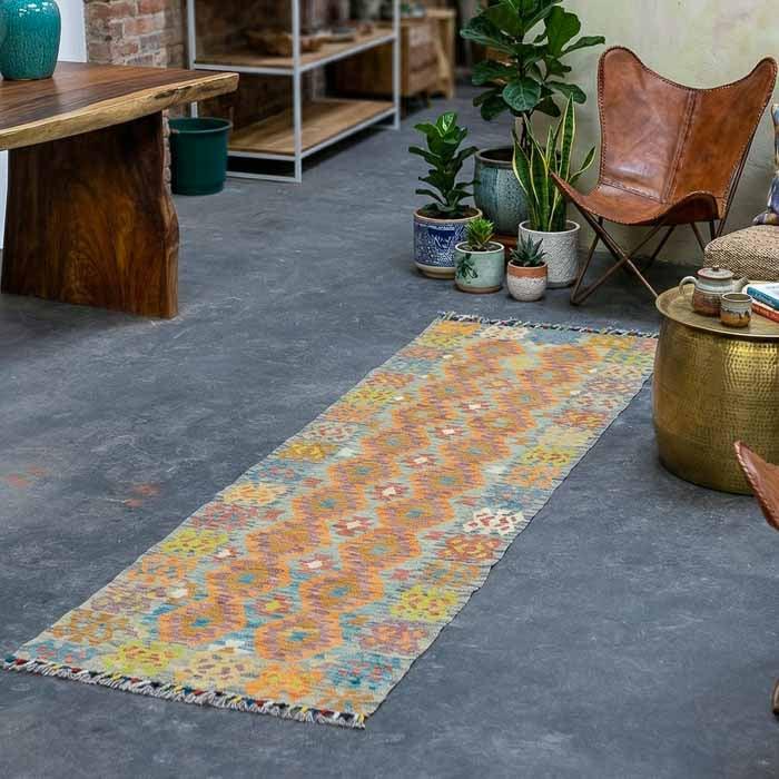 Passadeira de corredor estilo étnico com desenhos orgânicos e franjas discretas.