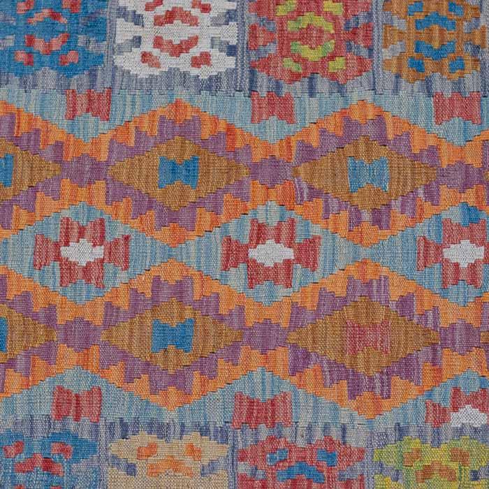 Passadeira Kilim afegã colorida tecida à mão com padrões geométricos suaves.