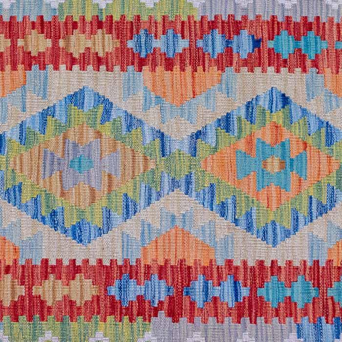 Passadeira Kilim afegã artesanal com padronagem geométrica colorida em lã e algodão.