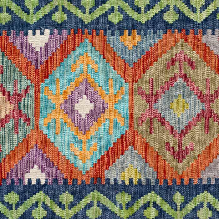 Passadeira artesanal Kilim do Afeganistão com padrões geométricos tribais coloridos e técnica de tecelagem plana manual.