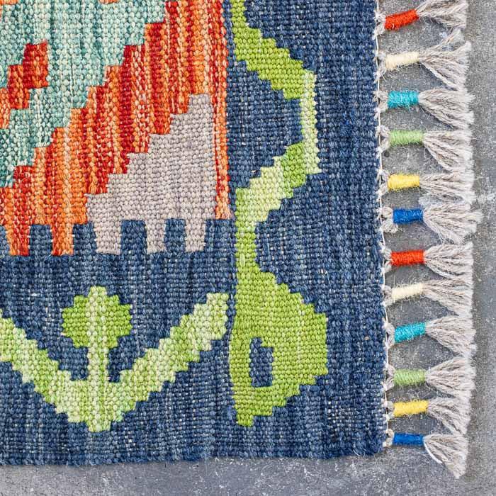Tapeçaria oriental afegã em tapete Kilim rústico vibrante para decoração de corredores e interiores com design de luxo.