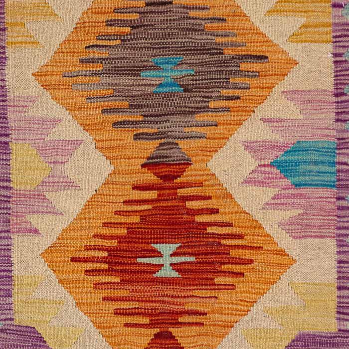 Passadeira artesanal monumental Kilim do Afeganistão em lã natural com grafismos étnicos contínuos e trama manual plana.