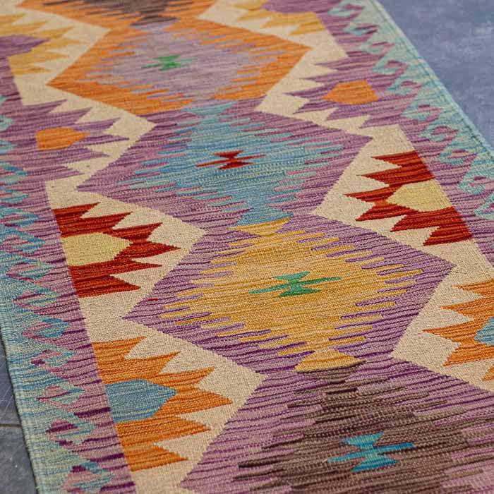 Composição de design de interiores de alto padrão com tapete Kilim exclusivo do Afeganistão para galerias e passagens residenciais amplas.