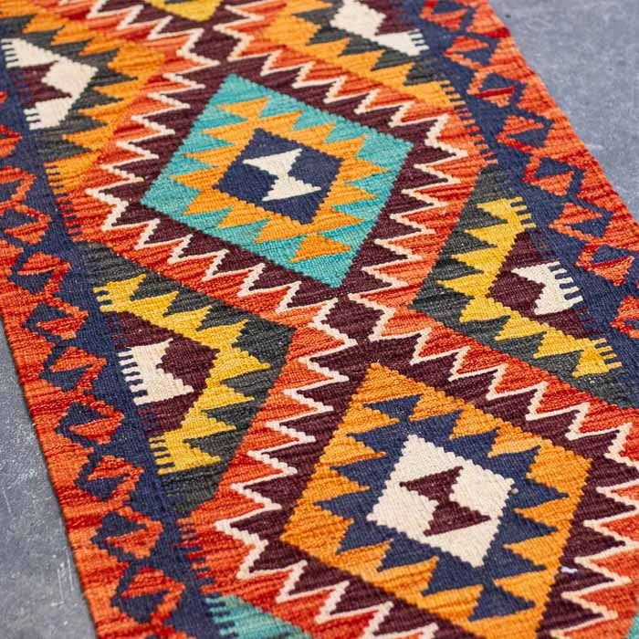 Composição de design de interiores com tapete Kilim exclusivo do Afeganistão para áreas de circulação e passagens residenciais.