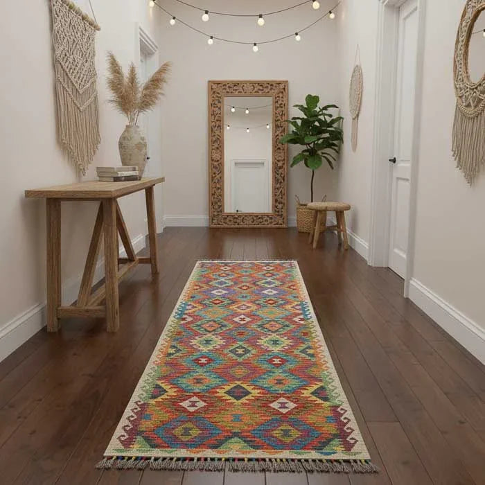 Tapete Kilim rústico com figuras étnicas ancestrais, peça exclusiva importada do Afeganistão para interiores.