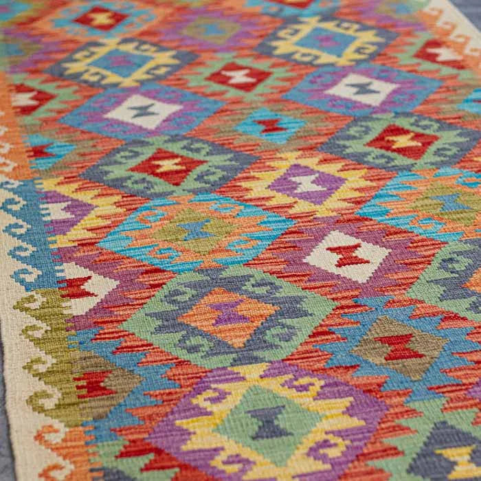 Decoração Boho Chic com tapete Kilim afegão de tecelagem manual, trazendo textura e história ao lar.