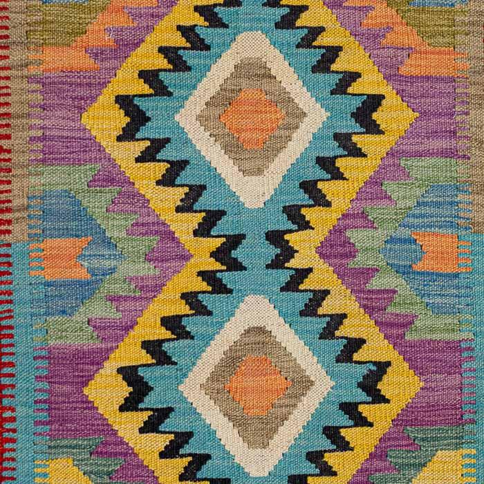 Passadeira artesanal Kilim do Afeganistão exibindo padrões geométricos simétricos em cores vibrantes sobre trama manual plana.