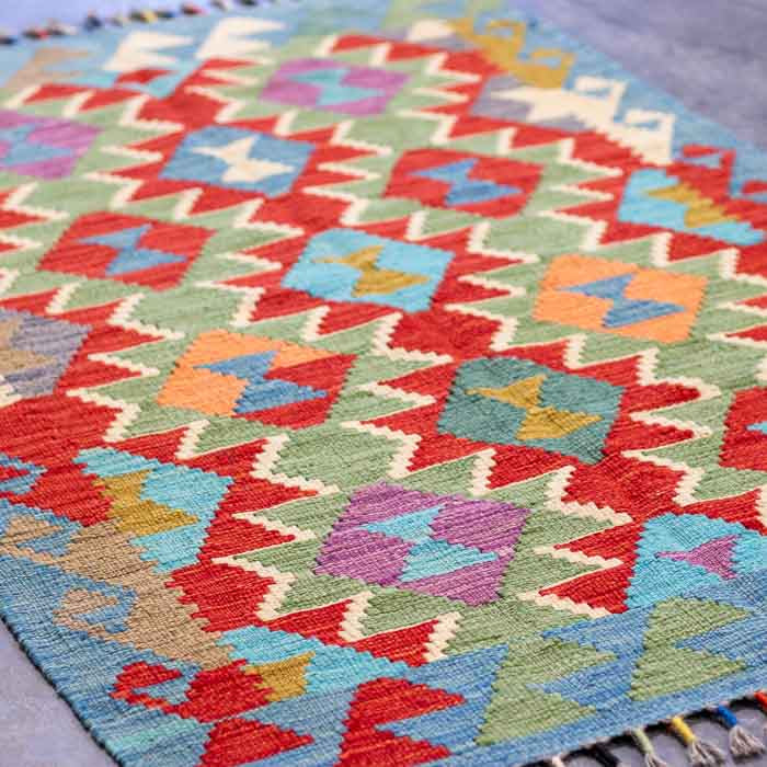 Composição de design de interiores com pequeno tapete Kilim exclusivo do Afeganistão para hall de entrada ou dormitório.