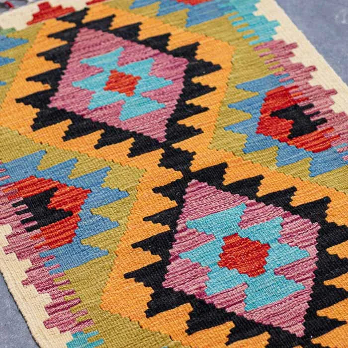 Composição de design de interiores com pequeno tapete Kilim exclusivo do Afeganistão para hall de entrada ou dormitório.