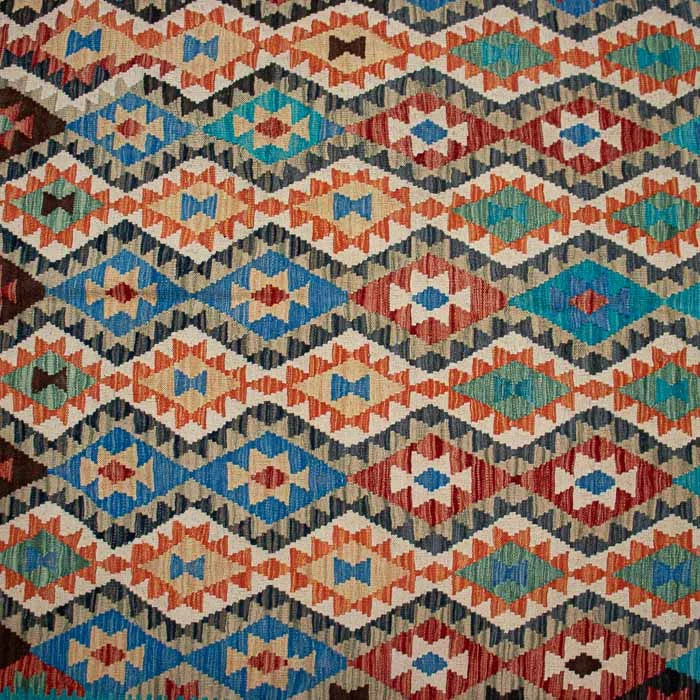 Tapete artesanal Kilim do Afeganistão com padrões geométricos étnicos coloridos e técnica de tecelagem plana manual.