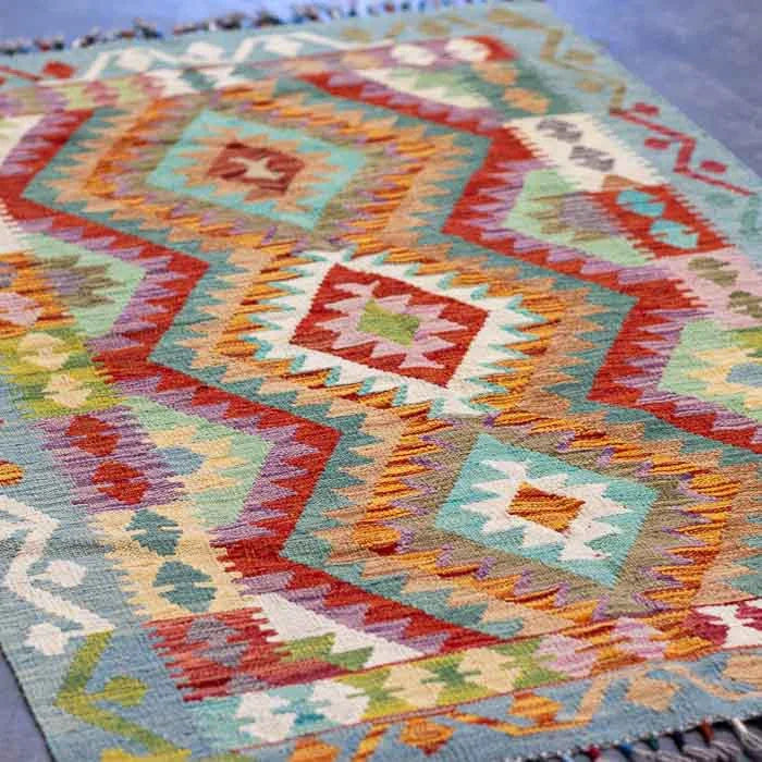 Composição de interiores de alto padrão com tapete Kilim exclusivo do Afeganistão para hall de entrada ou dormitório.