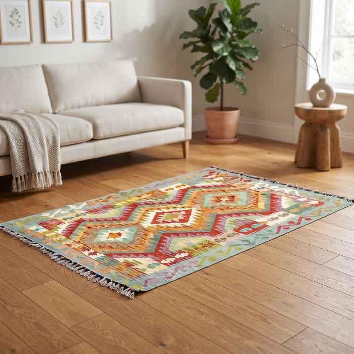 Peça têxtil oriental de 128cm posicionada em ambiente iluminado com poltrona de vime e plantas, estilo Boho Chic.