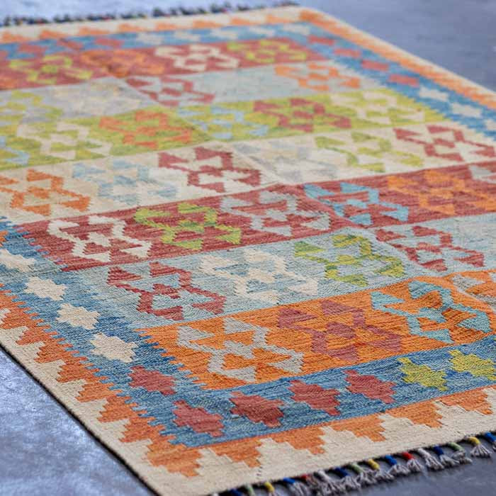 Passadeira étnica oriental tecida à mão em blocos de cores vivas e detalhes geométricos.