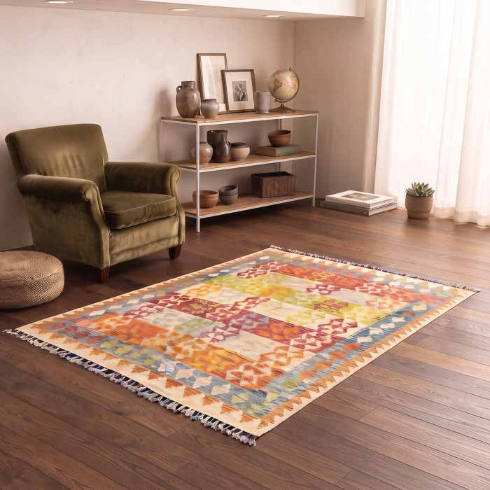 Peça decorativa de chão estilo boho com grafismos tradicionais e tonalidades quentes.