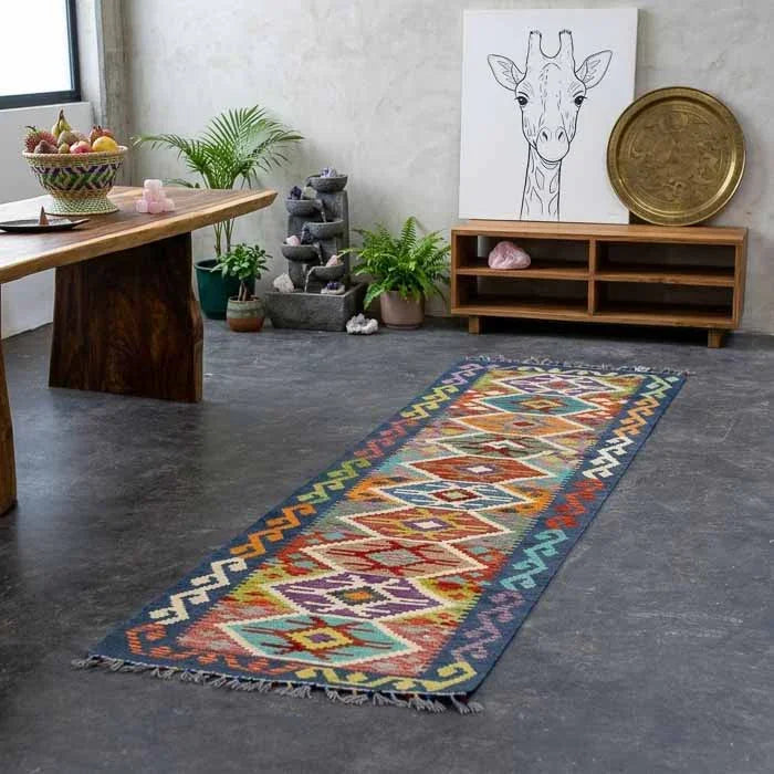 Passadeira de corredor estilo étnico com desenhos de diamantes multicoloridos e franjas.