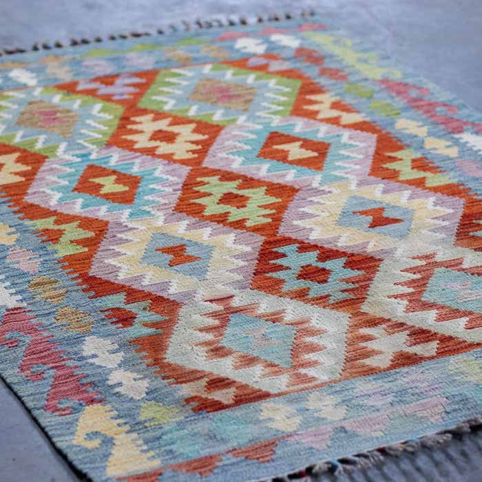Composição de interiores de alto padrão com tapete Kilim exclusivo do Afeganistão para hall de entrada ou dormitório.