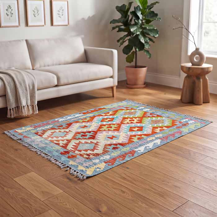 Peça têxtil oriental de 153cm posicionada em ambiente iluminado com poltrona de vime e plantas, estilo Boho Chic.