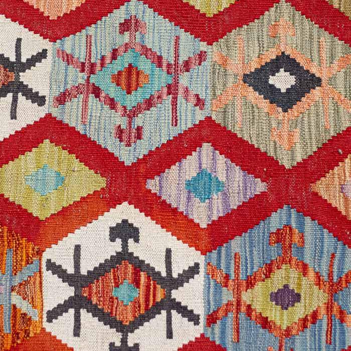 Passadeira artesanal Kilim do Afeganistão com padrões geométricos tribais coloridos e técnica de tecelagem plana manual.