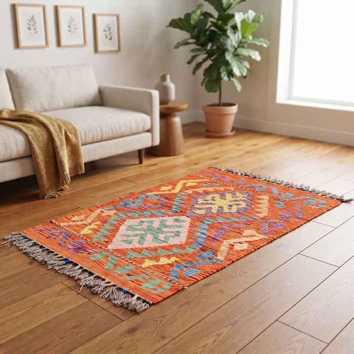 Peça têxtil oriental de 150cm posicionada em sala de estar sob mesa de madeira com design rústico e orgânico.