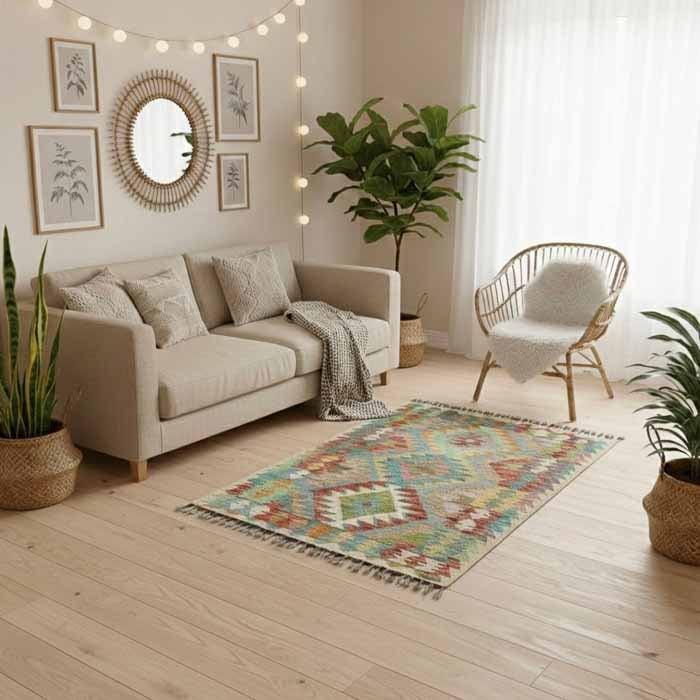 Peça têxtil oriental de 128cm posicionada em ambiente iluminado com poltrona de vime e plantas, estilo Boho Chic.
