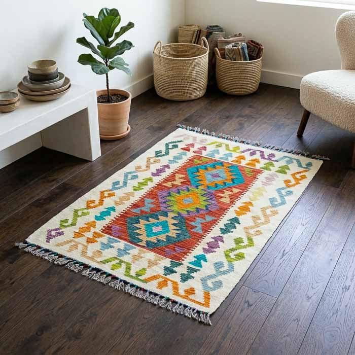 Tapete estilo étnico com desenhos de losangos coloridos e franjas manuais.